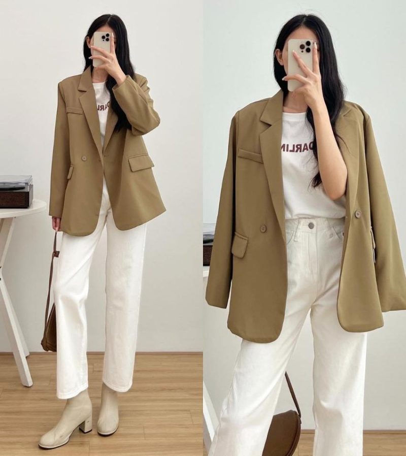 Blazer khác màu phối với bộ outfit màu trắng tạo điểm nhấn