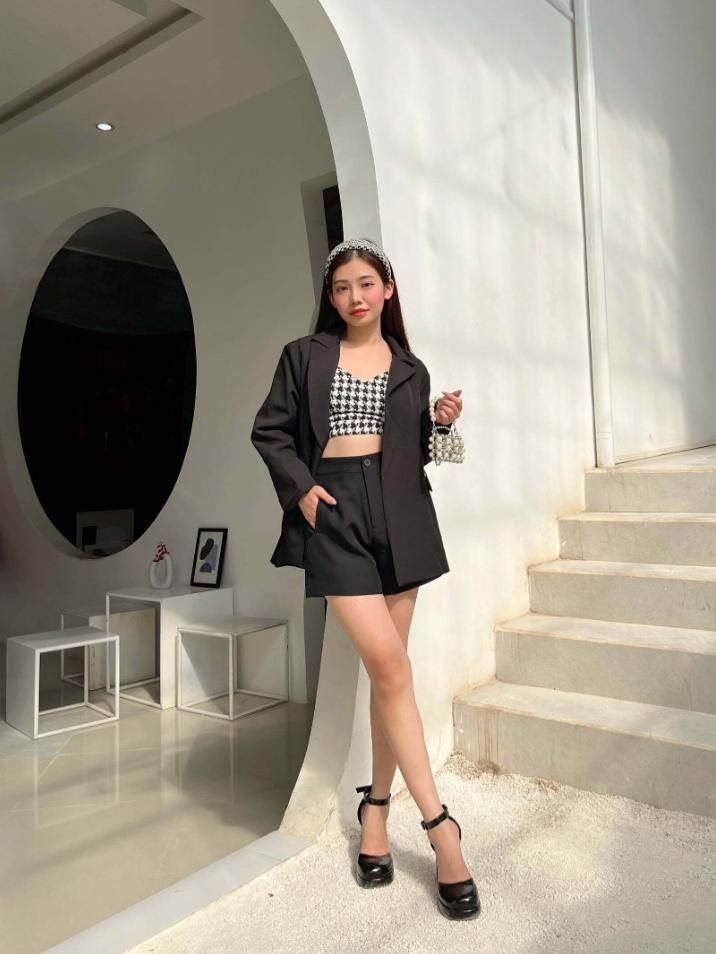 Blazer phối với quần short và croptop mang lại sự trẻ trung, năng động