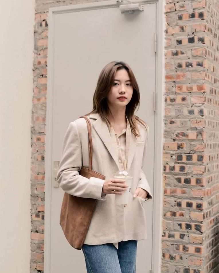 Blazer màu kem khoác ngoài mang lại sự nữ tính, nhẹ nhàng