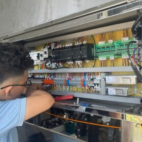 Kiem tra va ket noi nguon dien may dong goi hut chan khong tram xoay