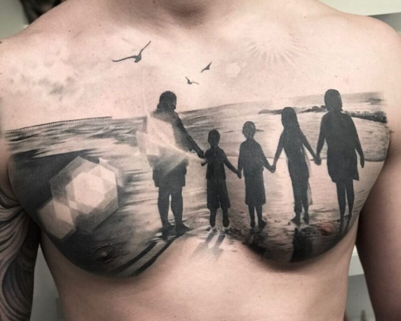 Xăm hình cha mẹ, gia đình ở ngực thể hiện tình yêu vô tận