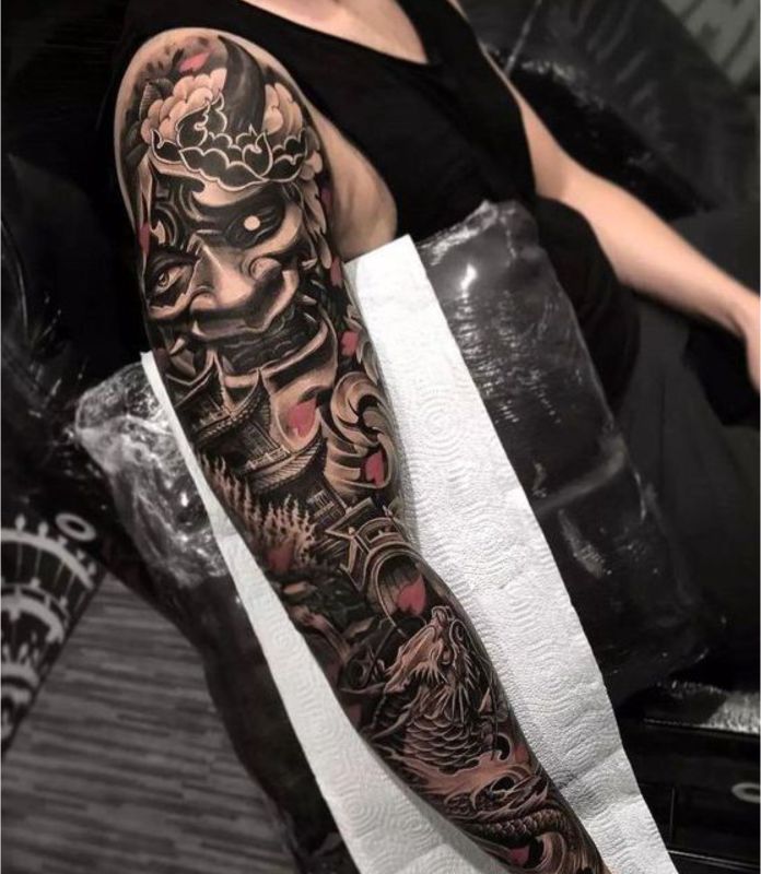 Hình xăm mặt quỷ ở tay thu hút nổi bật