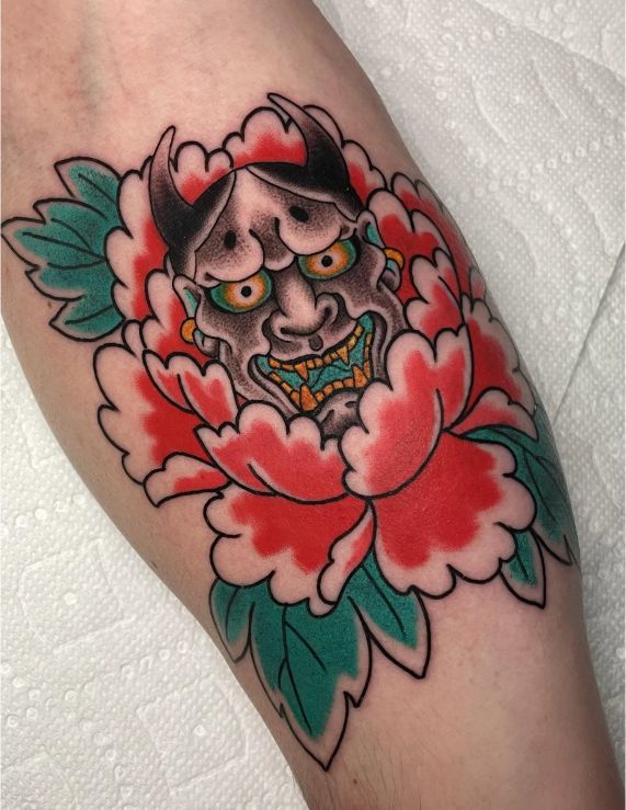 Xăm hình mặt quỷ kết hợp hoa mẫu đơn 