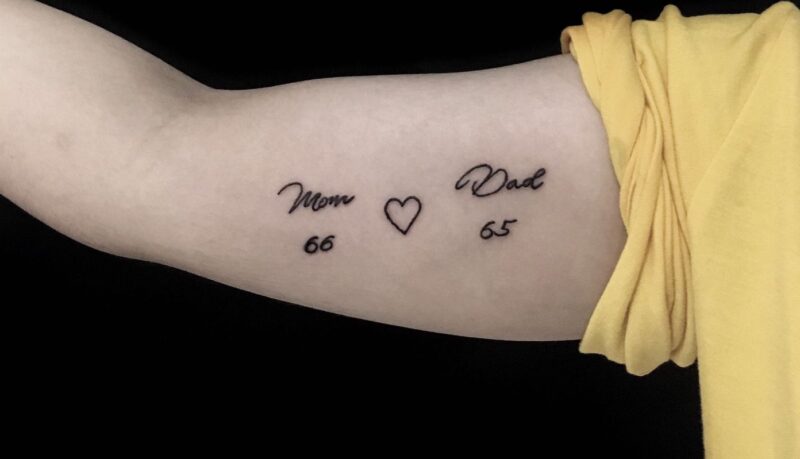 Hình xăm mini về cha mẹ dễ thương trên bắp tay