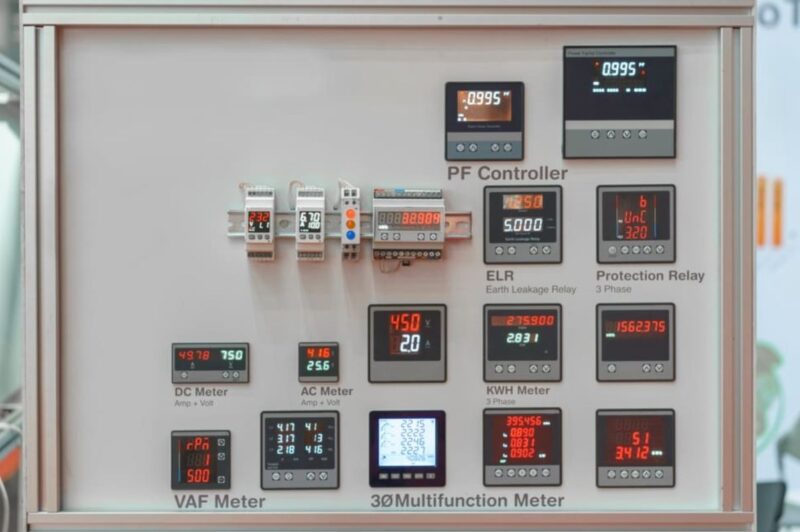 điều chỉnh quá trình Bộ điều khiển tụ bù giúp đóng và cắt các cấp tụ bù trong hệ thống điện