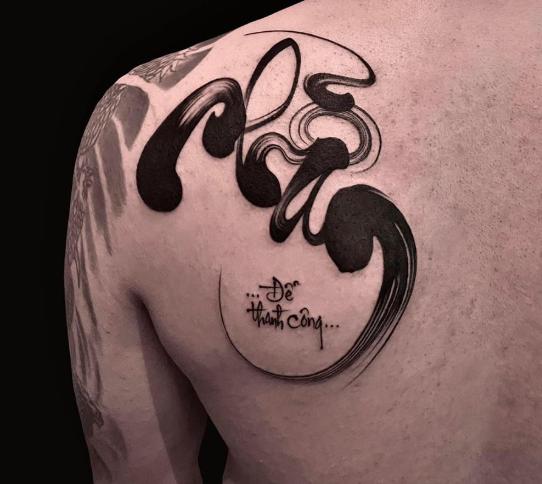 Hình xăm chữ Nhẫn thư pháp thể hiện nét đẹp truyền thống với ý chí vững vàng, kiên định