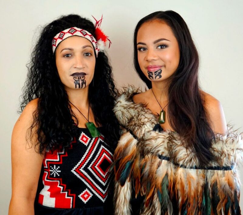 Nữ giới lại xăm môi, cằm hoặc cổ họng để thể hiện sự quyến rũ