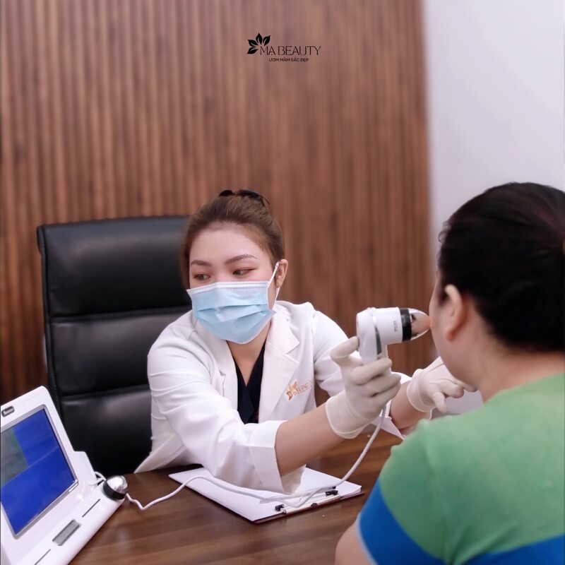 Khách hàng được soi da và tư vấn miễn phí trước khi tiến hành dịch vụ tại Mạ Beauty