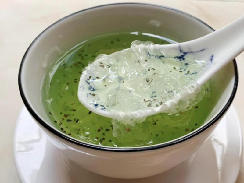 Món yến chưng hạt chia với lá dứa thanh mát, thơm ngất ngây