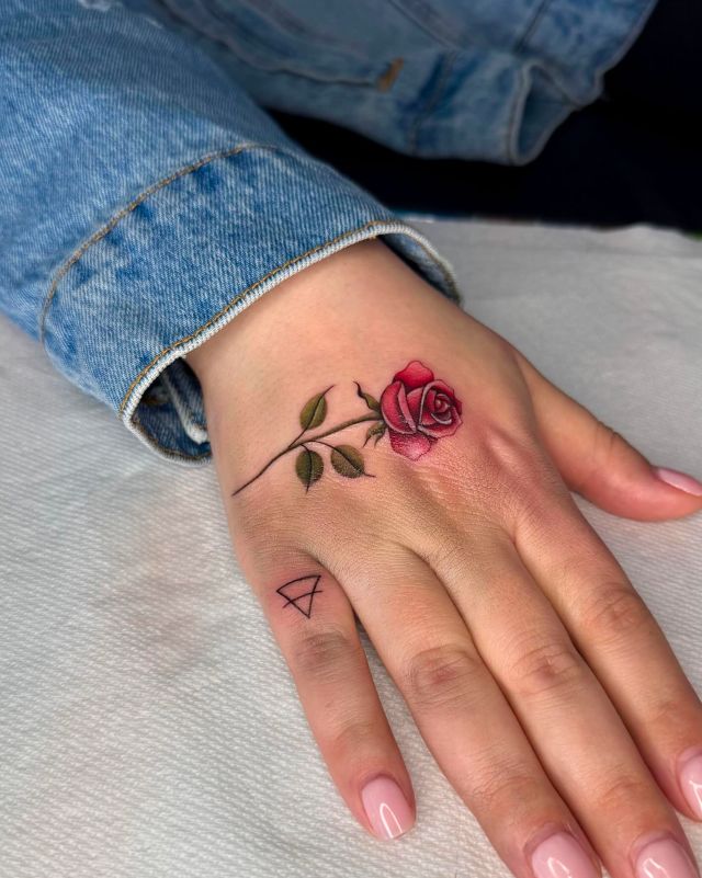 Xăm hình hoa hồng ở bàn tay đẹp
