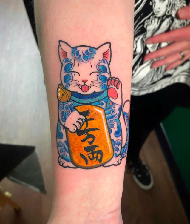Hình xăm mèo thần tài két hợp sóng vừa đẹp mắt vừa giàu chiều sâu ý nghĩa