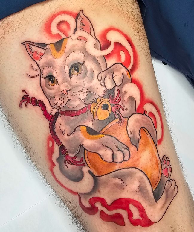 Mèo thần tài xăm trên chân kiểu dáng độc đáo