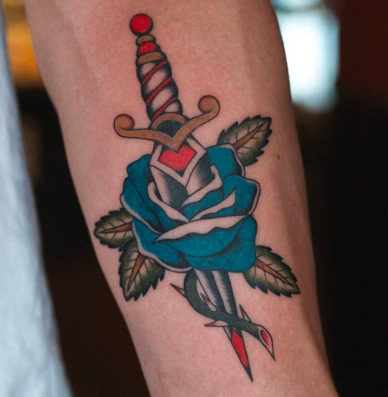 Hình xăm hoa hồng xanh kết hợp hình kiếm