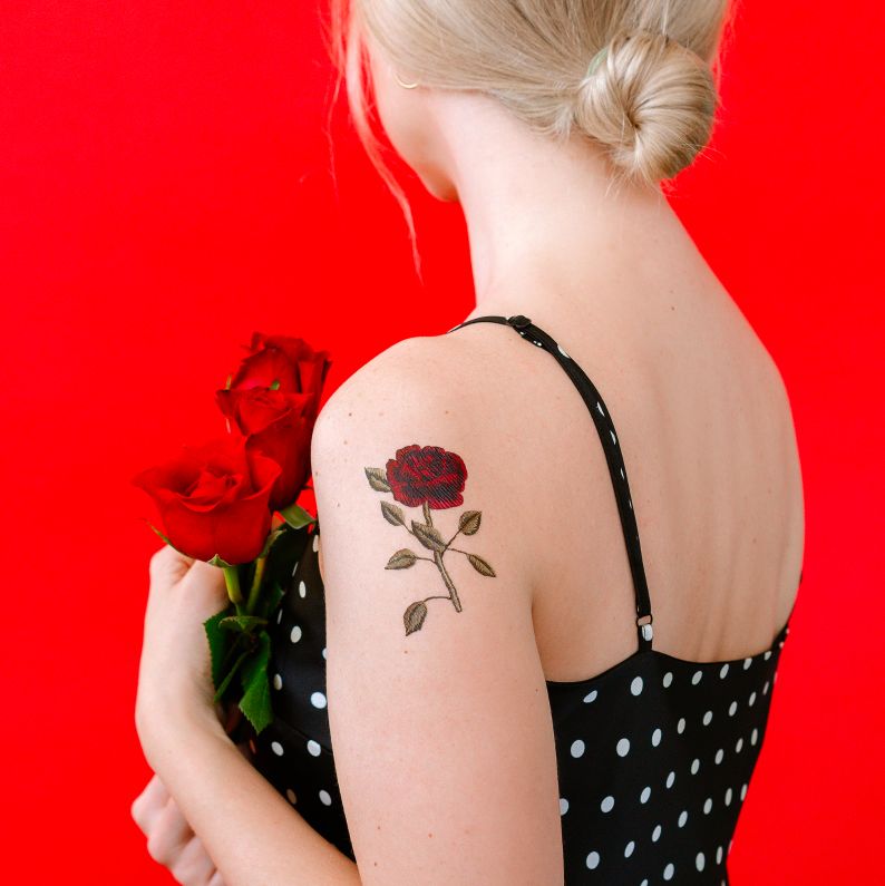 Xăm hoa hồng đỏ tôn lên vẻ đẹp nghệ thuật và ý nghĩa sâu sắc