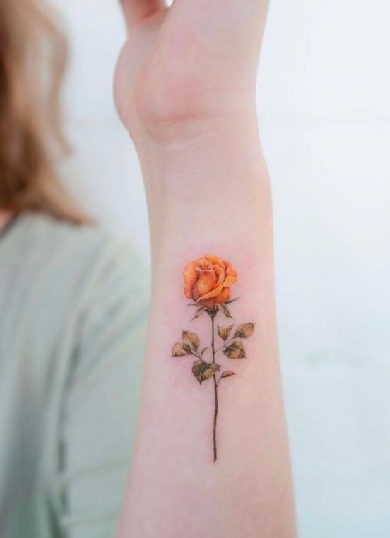 Hình xăm hoa hồng mini thường được xăm ở cổ tay, ngón tay hoặc sau tai...