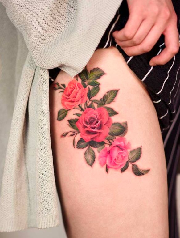 Xăm hình hoa hồng trên đùi cũng là điểm nhấn đặc biệt