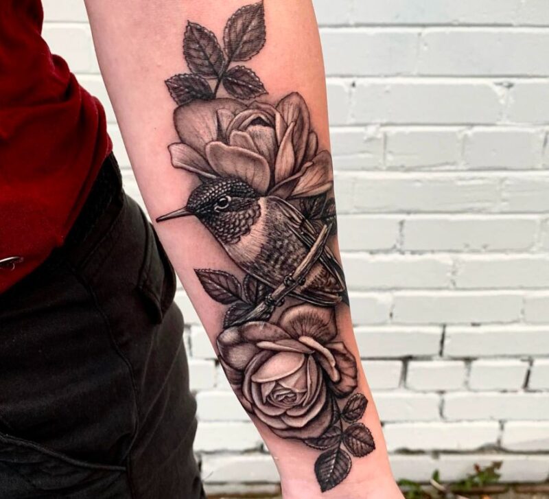 Hình xăm hoa hồng và chim là sự kết hợp hài hòa giữa tình yêu, cảm xúc và khát vọng tự do