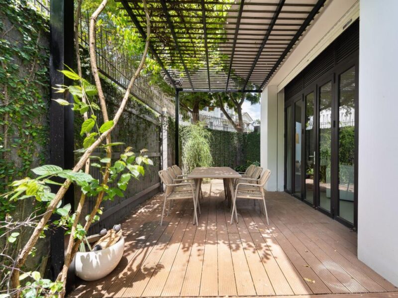 KN Holiday Villa có không gian tổ chức party ngoài vườn cực chill