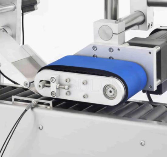 Cuộn băng tải vận chuyển sản phẩm đến vị trí dán nhãn