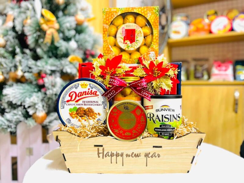 Bánh kẹo là món quà thường thấy, dễ dàng chuẩn bị và phù hợp với không khí Tết
