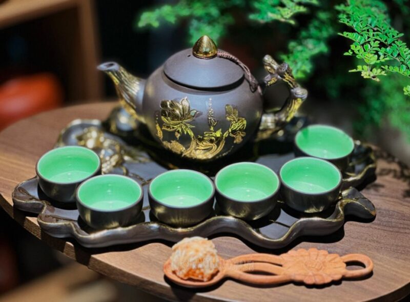 Bộ ấm trà cao cấp là món quà thể hiện văn hóa Việt