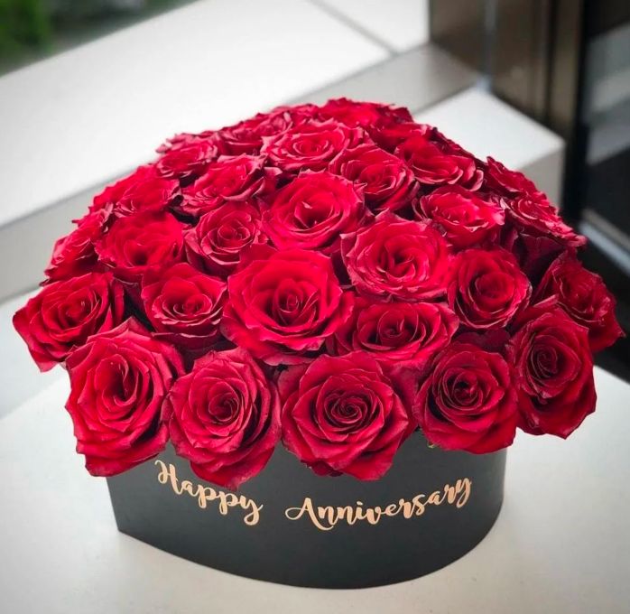 Hoa tươi là món quà kỷ niệm ngày cưới đơn giản nhưng chưa bao giờ trở nên lỗi thời
