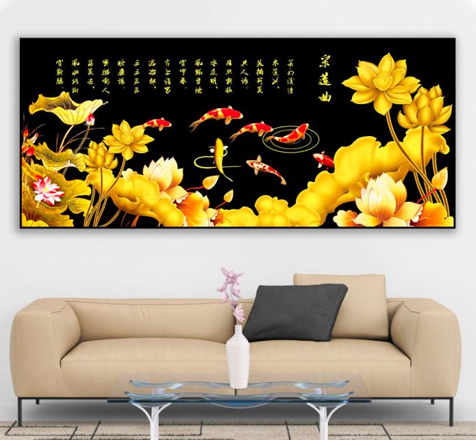 Tranh hoa sen, cá chép thường được sử dụng làm quà cưới vì chúng mang ý nghĩa hòa thuận