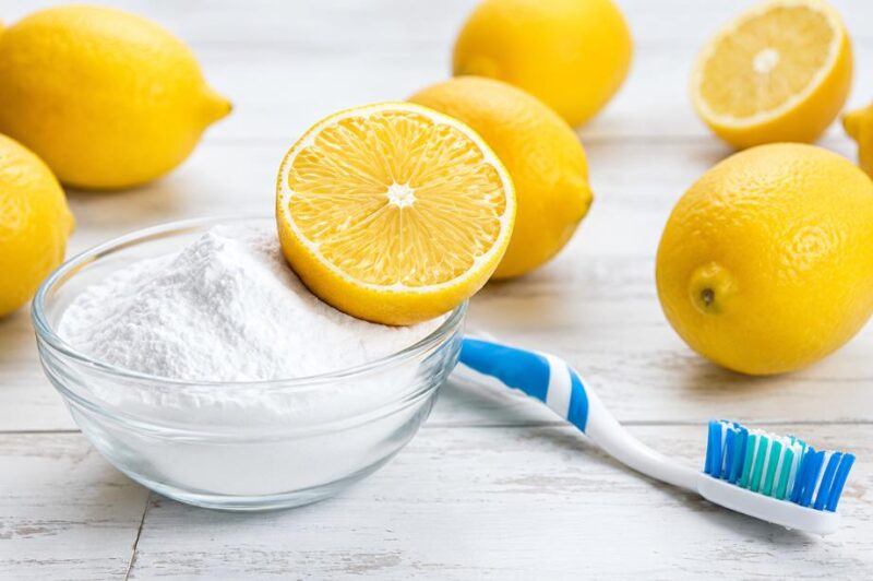 Cách làm trắng răng bằng baking soda và chanh