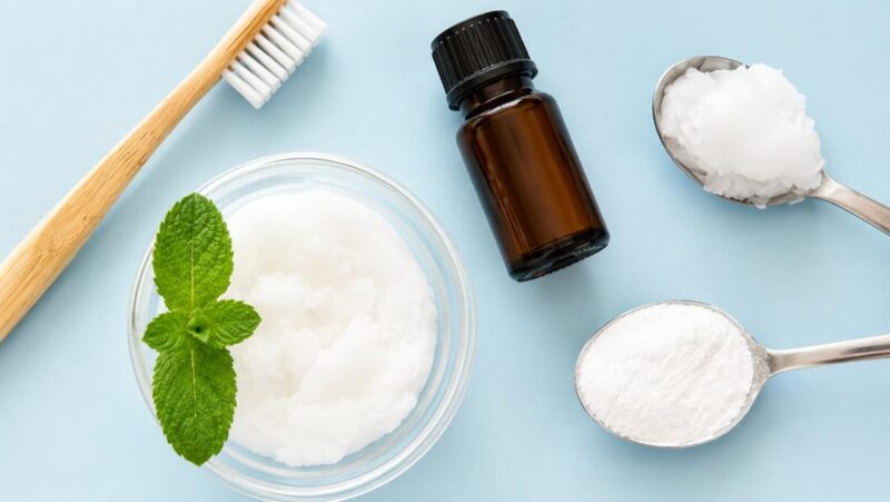 Tẩy trắng răng bằng baking soda và dầu dừa