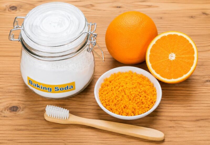 Tẩy trắng răng bằng baking soda và vỏ cam