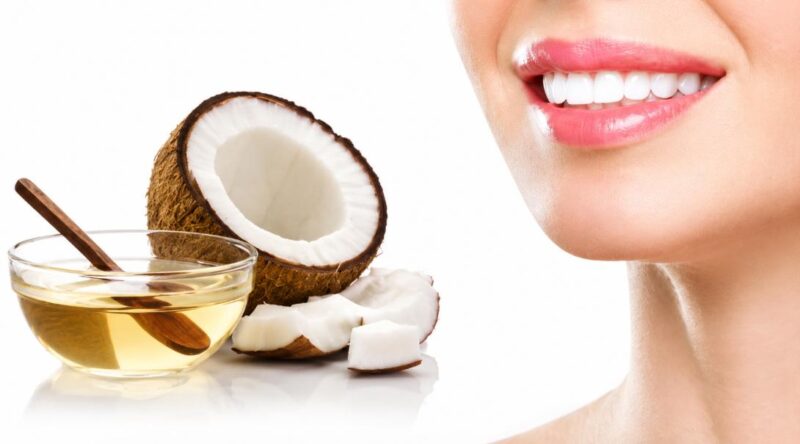 Làm trắng răng nhờ súc miệng với dầu dừa