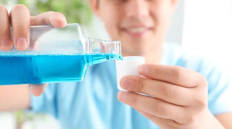 Sử dụng nước súc miệng làm trắng răng