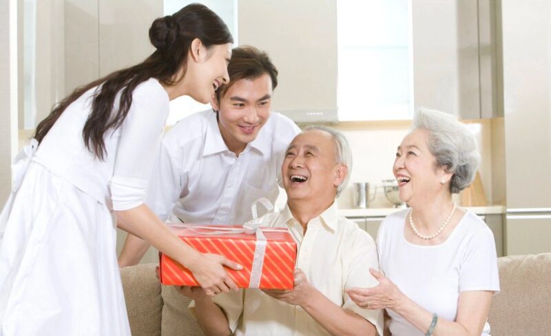 Chúc thọ ông bà, cha mẹ bằng những món quà gần gũi