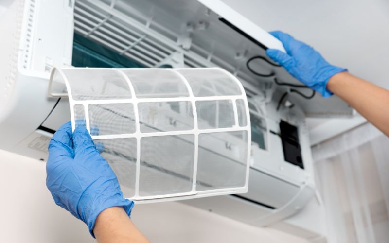 Vệ sinh các thiết bị điện định kỳ